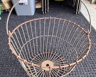 Metal egg basket