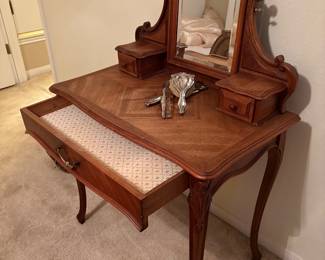 Small dressing table, matches full bed