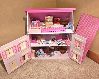 Doll house including accessories 
