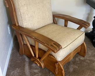 Vintage maple Wagon Wheel lounge chair.