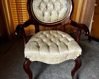 Victorian Style Tufted Accent Chair