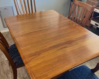 Dining Room Table w/18" Leaf and 5 Chairs 60" x 42" (without leaf)