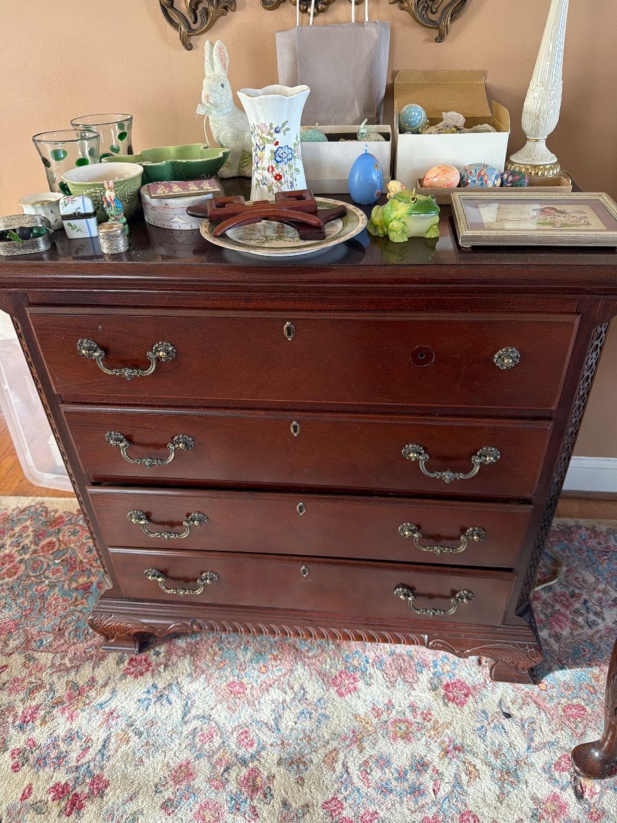 Charming 5 drawer dresser Dainty dresser