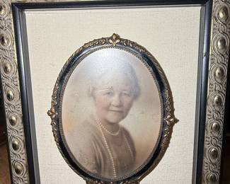 Vintage Oval Portrait Photo Frames with Bubble Glass (Set of 4)