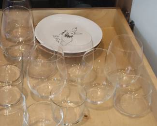 Set of 12 Stemless Wine Glasses with Decorative Plate