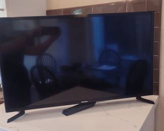 Samsung 32" UN32M4500 720p HD LED Smart TV