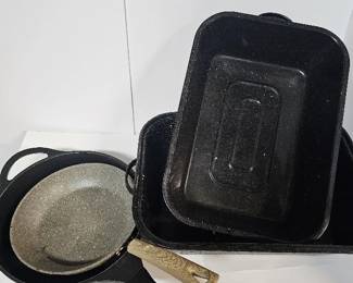 kitchenware 2x Skillets and 1x Roasting Pan