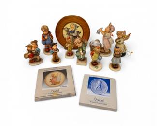 73 GoebelHummelFigurinesGoebelCollectorPlateWoodDisplay