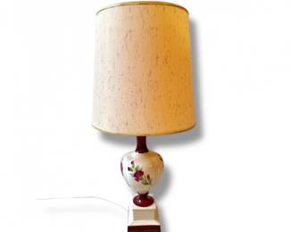 76 FloralCeramicUrnShapeTableLampwRedTrimBaseYellowShade