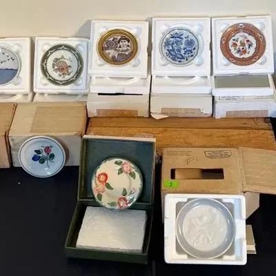 Instant Butter Pat Plate Collection Collection of 14 various collector plates, butter pats, Lladro, Franklin mint, and more