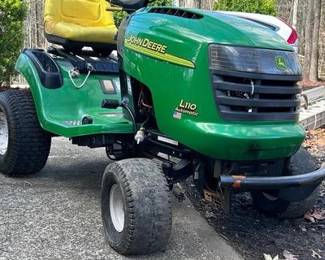 A classic John Deere L110 Automatic riding mower, perfect for a restoration project or as a high-value parts donor. • Condition: The motor is currently not running. • Transmission: Features a solid, reliable hydrostatic transmission, which is a highly sought-after component for this model series. • Features: Includes a 42-inch mower deck, high-back seat (shows some cosmetic wear/tearing), and heavy-duty turf tires with plenty of tread remaining. • Best For: This is an ideal "Mechanic’s Special" for someone looking to swap an engine or looking for a donor machine to keep another L-series Deere in top shape.