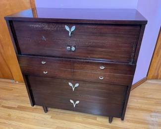 29 Huntley MCM Mahogany 5Drawer Highboy