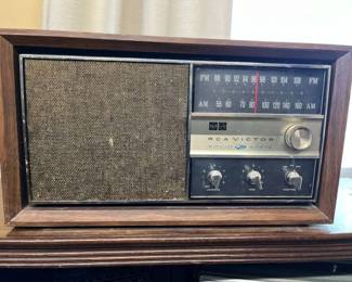 29 RCA Victor Solid State AMFM Table Radio