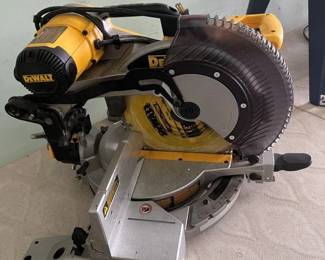 29 DeWalt 12In. Compound Miter Saw