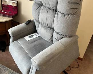 29 Golden Cambridge Medium Power Lift Recliner Upright