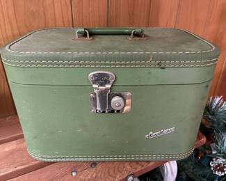 29 Vintage Cosmetic Train Case