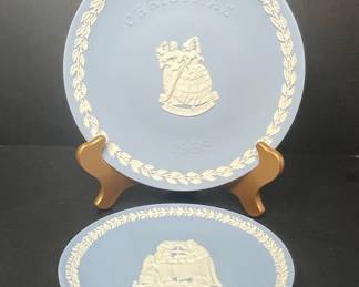 Wedgwood Jasperware 1995 Christmas Plate and Coaster Set