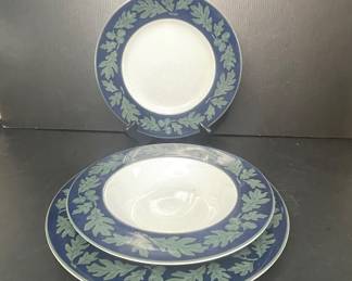 Crate  Barrel Greenwich Kathleen Wills Oak Leaf Dinner Plates