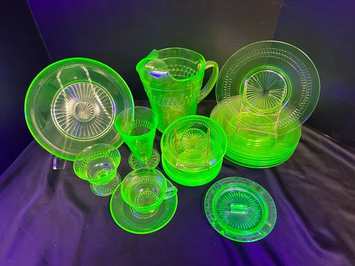 01 Roulette Uranium Glass Serving Ware Set