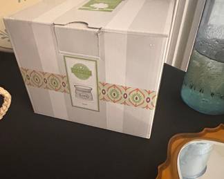Scentsy "Love" Warmer and Wax Bar Set