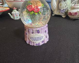 Mothers's Love Floral Snow Globe