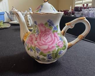 Victoria's Garden Teapot