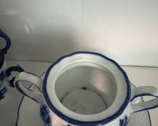 Cracker Barrel Blue Willow Pattern Porcelain Tea Set