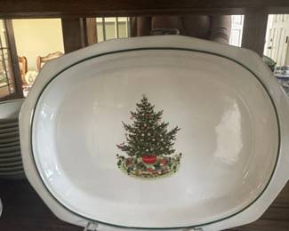 Pfaltzgraff Christmas Heritage Dinnerware Set