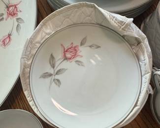 Noritake "Rosemarie" China Dinnerware Set