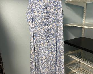 Blue Ginger Blue & White Floral Sleeveless Midi Dress – Size Small