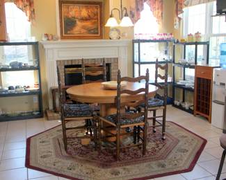 Round Oak table w 4 Chairs (1 Damaged)