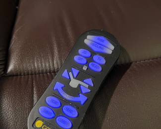 NEWER GOLDEN TECHNOLOGIES RECLINER LIFT CHAIR