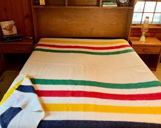 HUDSON BAY BLANKET - 6 POINT, QUEEN SIZE PLATFORM BED
