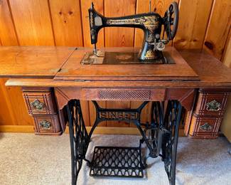 VINTAGE SEWING MACHINE