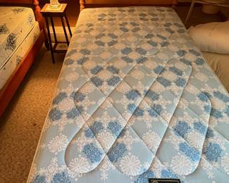 2 TWIN SIZE 4 POSTER BEDS POSS CHERRY? SOLID AND IN GREAT SHAPE!!  THE MATTRESSES WERE ZIPPED IN A PROTECTER COVER - VINTAGE SERTA, BEAUTIFUL CONDITION