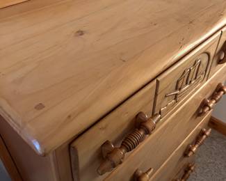 VINTAGE MAPLE COTTAGE STYLE WOODEN CHEST WITH CLIPPER SHIP NAUTICAL CARVING CIRCA 1940