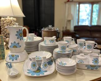 NORITAKE UP-SA DAISY SET OF DISHES CHINA INCLUDING PERCULATOR, SERVING DISHES