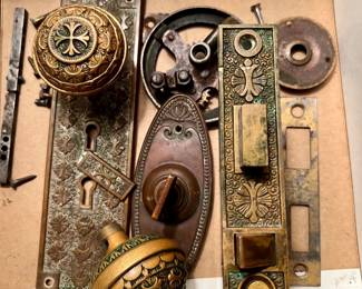 ANTIQUE BRASS ORNATE DOOR KNOBS SET