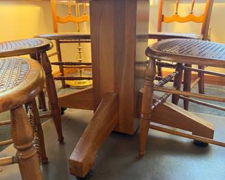 GOLDEN OAK ROUND DINING ROOM TABLE MISSION STYLE SQUARE BASE CIRCA 1918