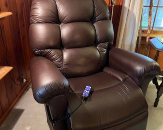 NEWER GOLDEN TECHNOLOGIES RECLINER LIFT CHAIR