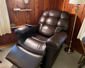 NEWER GOLDEN TECHNOLOGIES RECLINER LIFT CHAIR