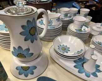 NORITAKE UP-SA DAISY SET OF DISHES CHINA INCLUDING PERCULATOR, SERVING DISHES