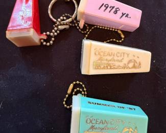 VINTAGE SOUVENIR PHOTO VIEWER KEYCHAINS