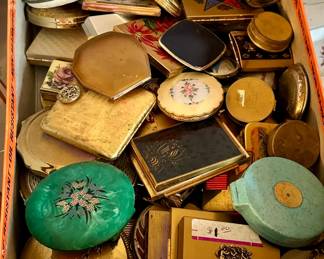 Vintage Ladies Compacts -- boxes full!