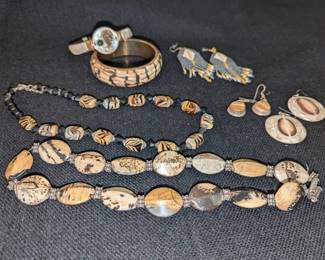 AM252The Look Of Shells And Stones