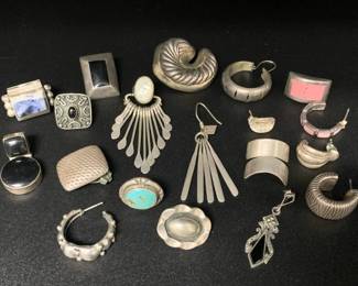 AM289VSingle Silver Earrings