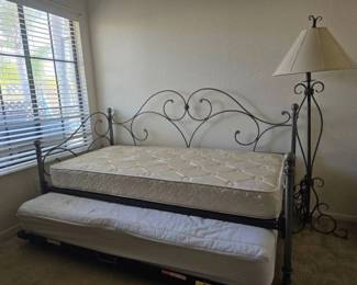 AM143Metal day bed with trundle and floor lamp