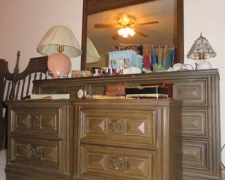 Brown Dresser W/Mirror, Matching Nightstands & Chest of Drawers