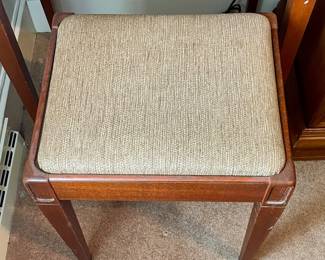 VINTAGE/ANTIQUE SINGER 401A WITH ACCESSORIES, CABINET AND BENCH