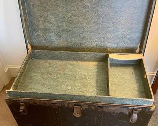 LARGE ANTIQUE METAL TRUNK W/TRAY